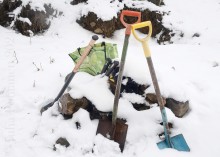 Välinevarastossa on lapioita, lekoja, sahoja ym.