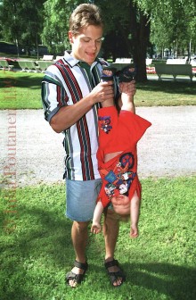 Jääkiekkoilija Sami Kapanen ja poika Kasperi, Kuopio 1997.